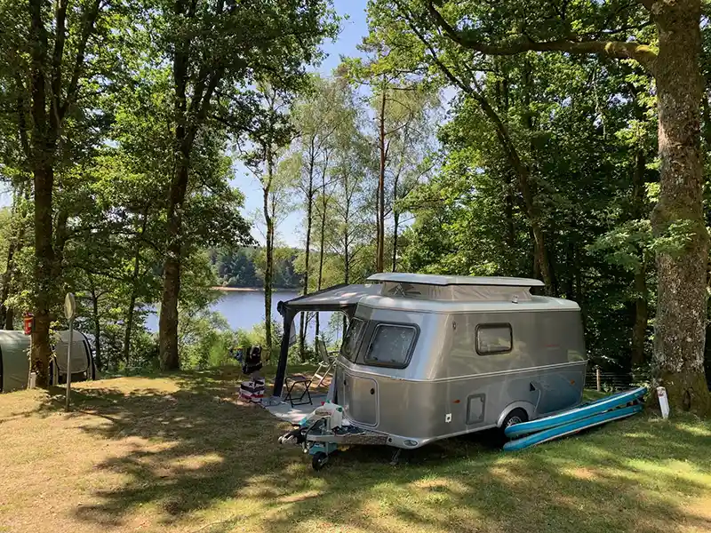 emplacement caravane camping bord de lac Corrèze