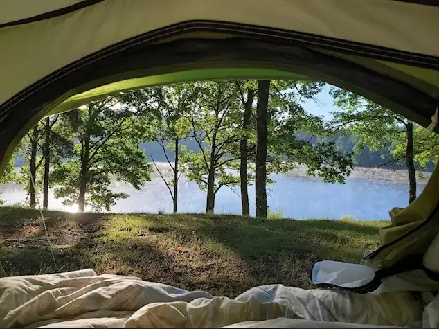 Emplacement avec tente installée et équipée camping bord de lac Corrèze