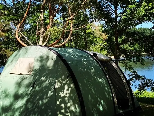 Emplacement avec tente installée et équipée camping bord de lac Corrèze
